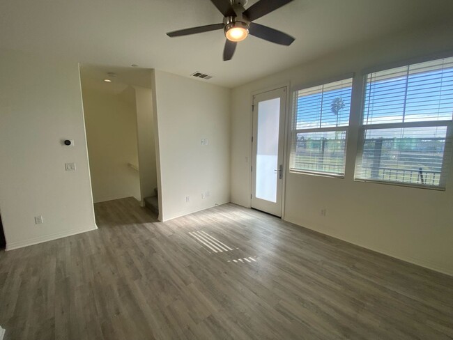 Foto del edificio - 3-Story Townhome w/ 2 Car Garage in New Co...