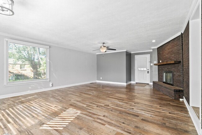 Building Photo - 310 Hillaire Dr