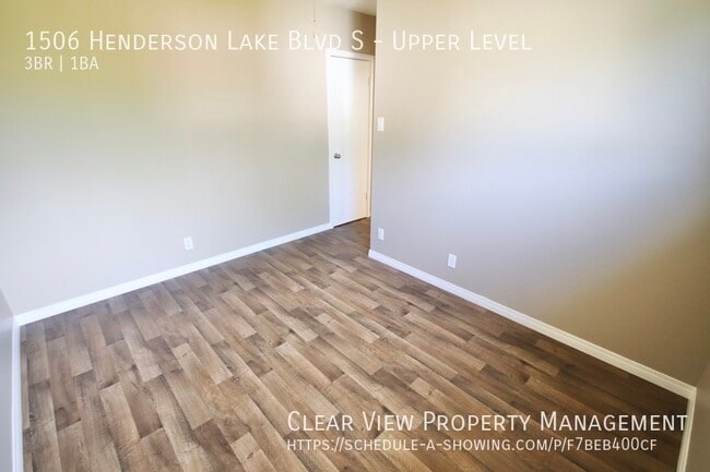 Building Photo - Centrally located 3 bedroom, 1 bathroom upper suite with UTILITES INCLUDED!