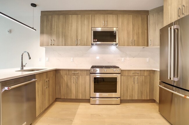 Building Photo - 303 Madison St