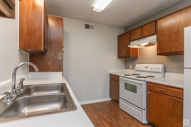 1BR, 1BA - 768SF Kitchen - RiverStone Apartment Homes