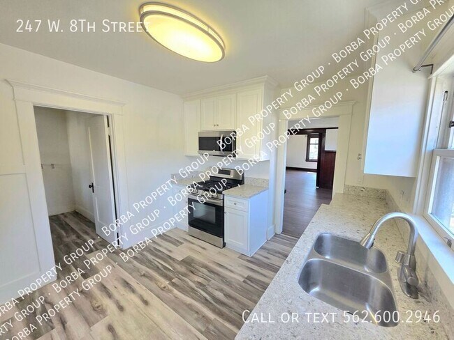Foto del edificio - 247 W 8th St