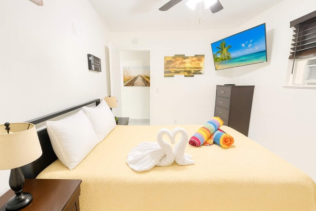 Building Photo - 324 Van Buren St