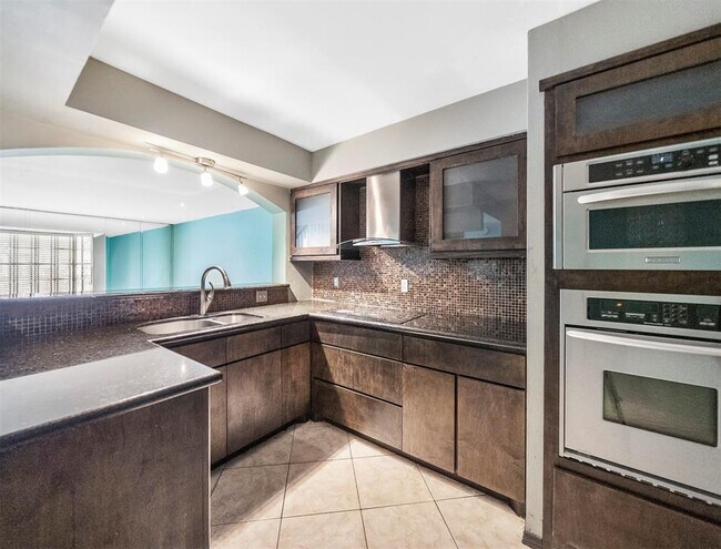 Building Photo - 7655 Bellerive Dr