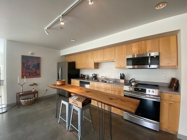 Building Photo - $2,400 | 1 Bedroom, 2 Bathroom Luxury Cond...