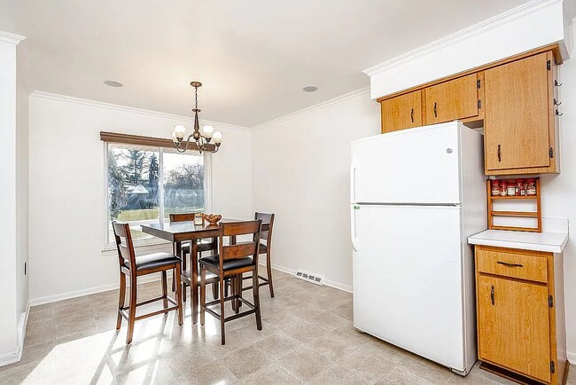 Building Photo - 37820 Dardanella St