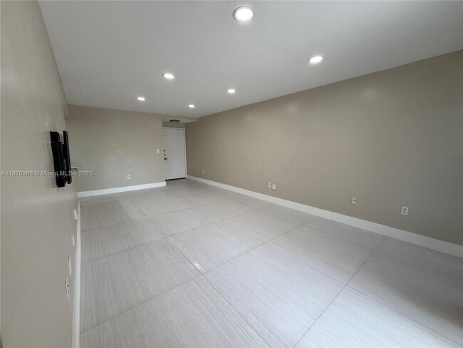 Building Photo - 9405 Fontainebleau Blvd