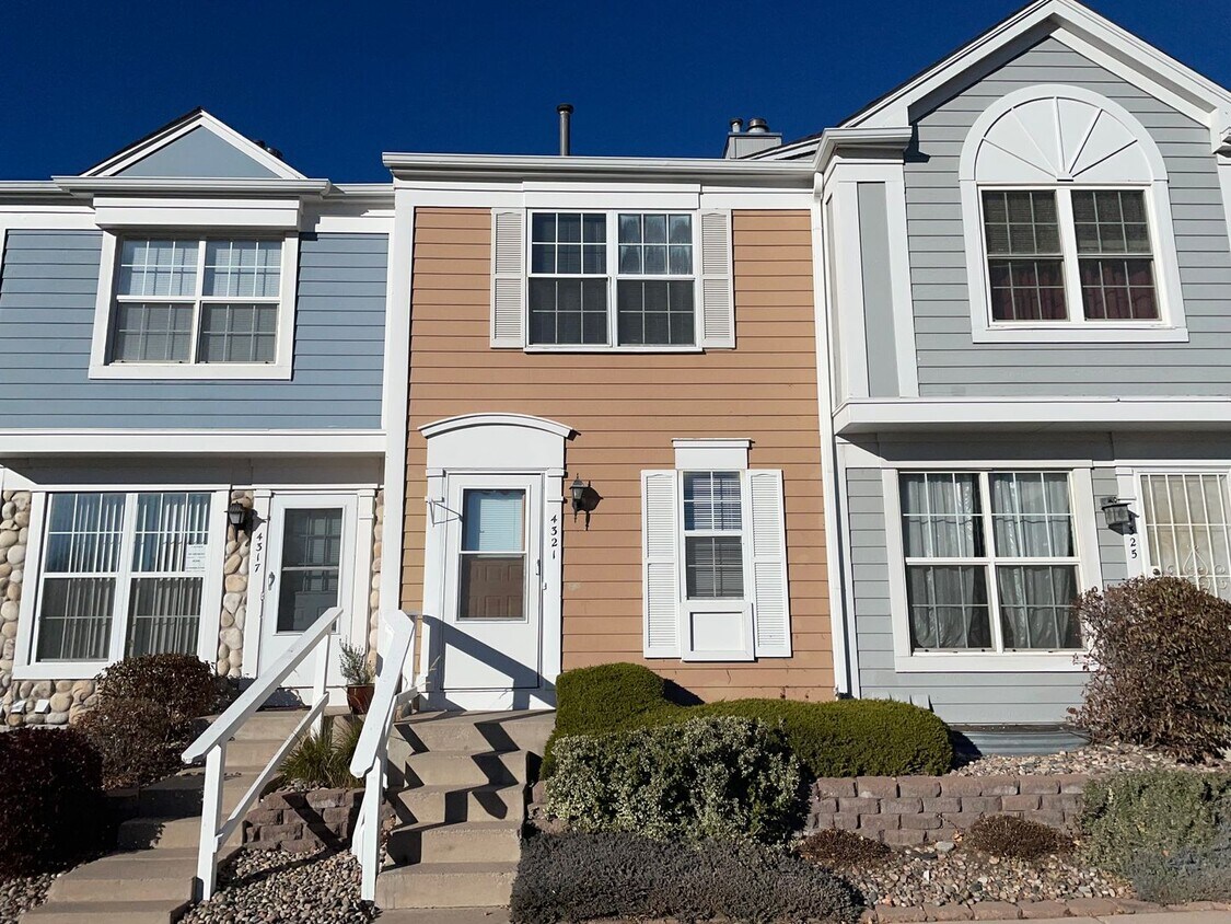 Foto principal - 2 BEDROOM TOWNHOME IN A PRIME LOCATION!!