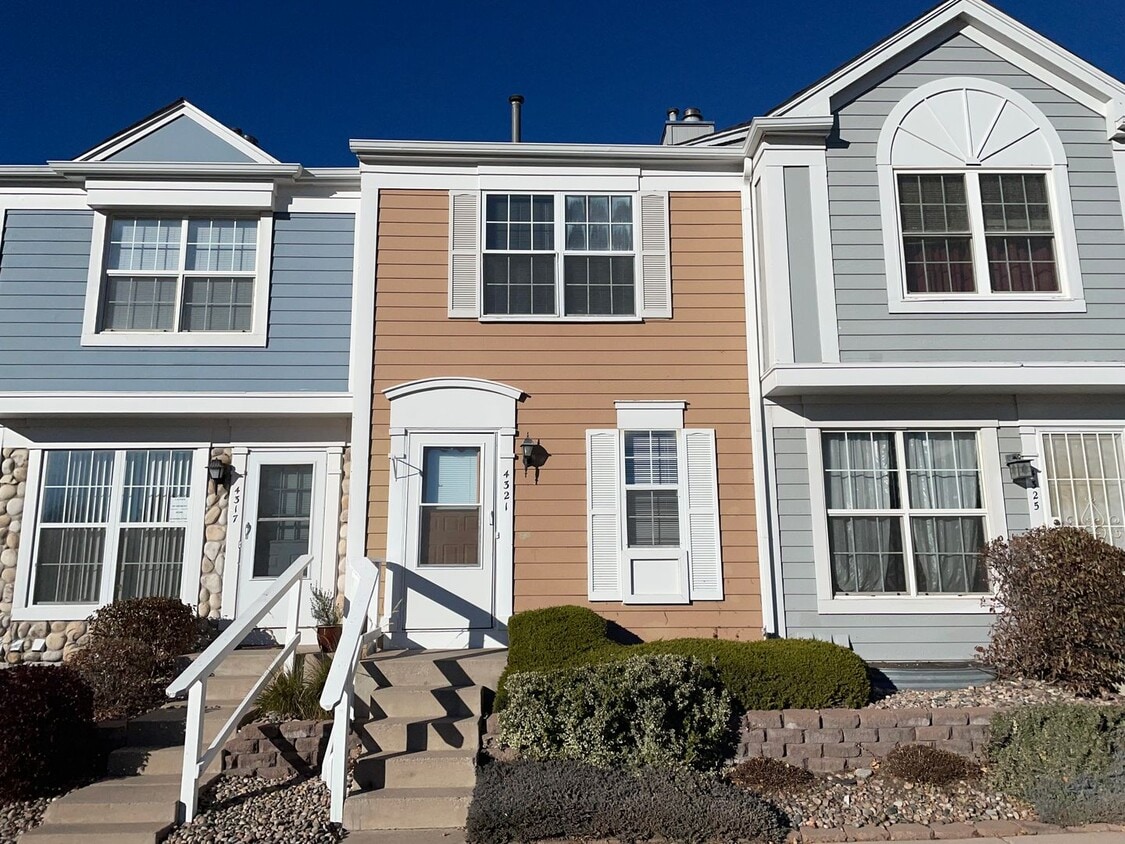 Primary Photo - 2 BEDROOM TOWNHOME IN A PRIME LOCATION!!