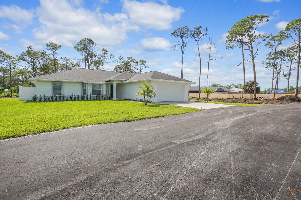 Foto principal - 6970 130th Ave N