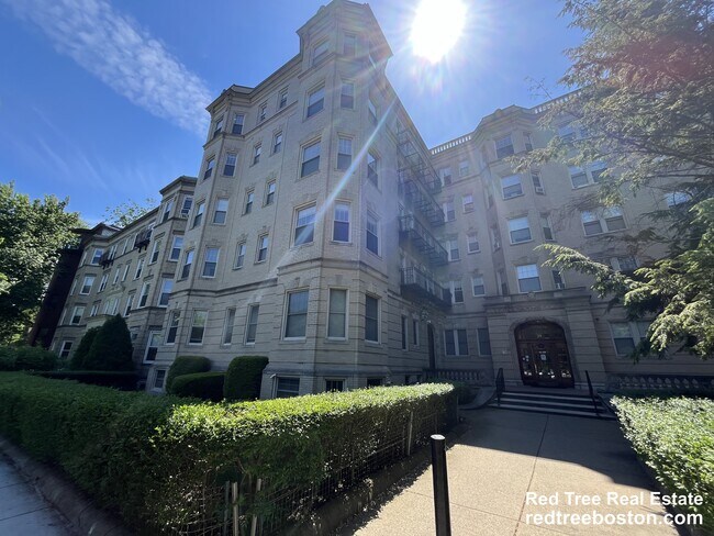 Building Photo - 31 Park Dr