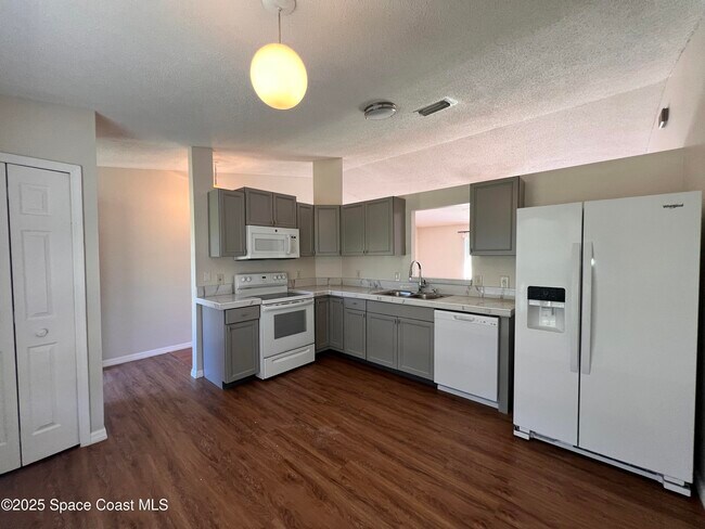 Building Photo - 399 Fluvia Ave SE