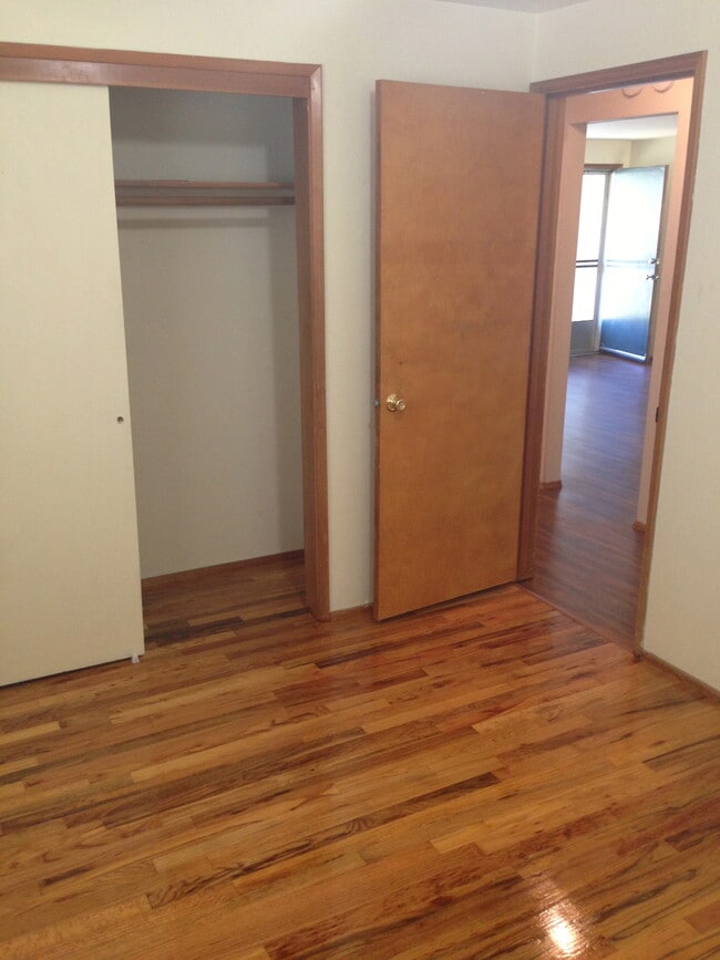 Building Photo - 820 NE Woodcrest Ave