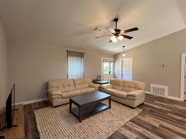 Building Photo - Charming Home in North Milton