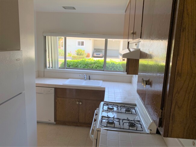 Building Photo - 13504 Moorpark St