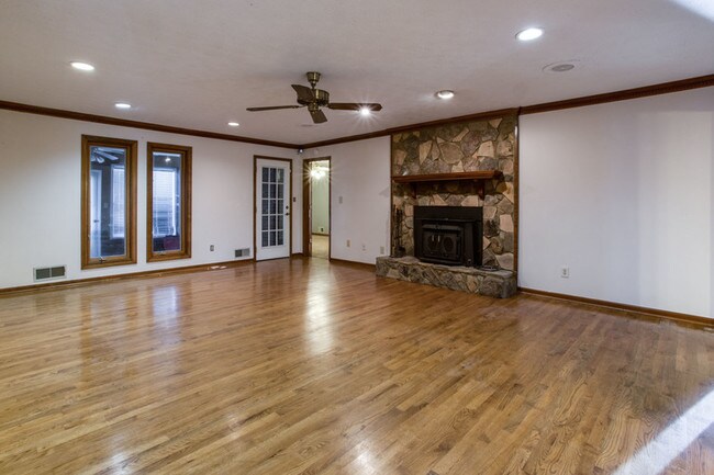 Building Photo - 760 Pine Needle Rd