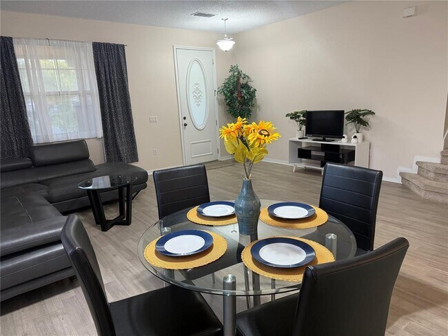Building Photo - 4056 Meadowlark Dr