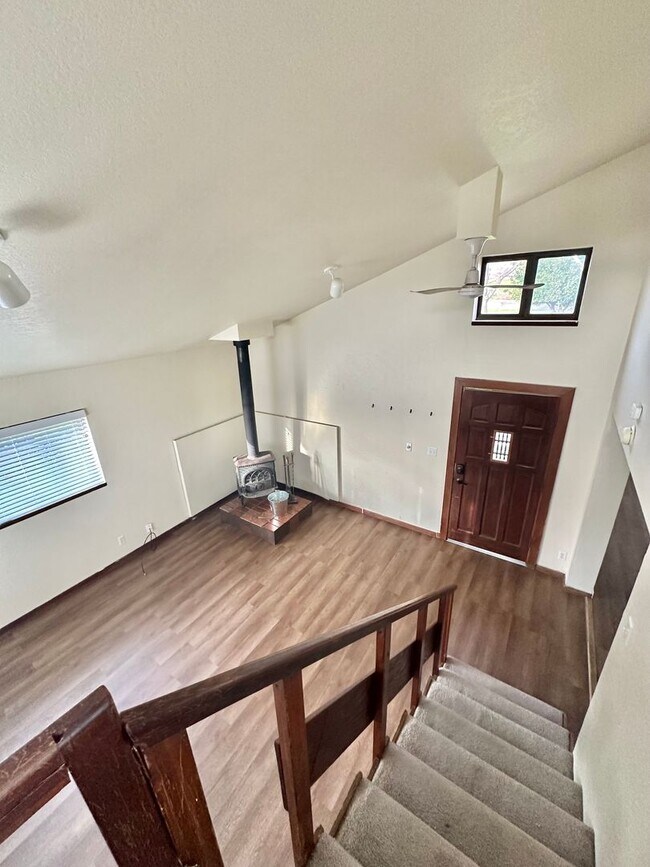 Foto del edificio - 1 Bedroom 1 bath Loft Style Single Family Home with large Fenced backyard.