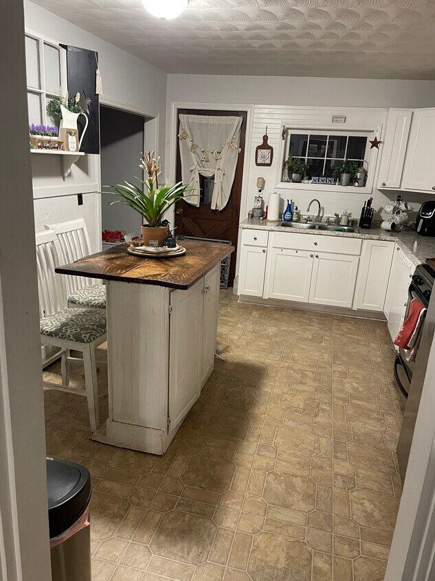 Primary Photo - 32 A St