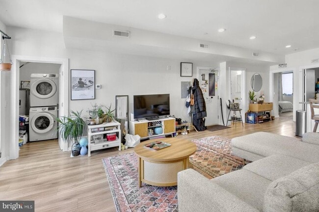 Building Photo - 381 Martin St