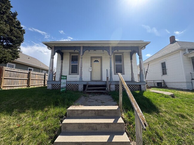 Foto del edificio - Charming & Spacious 2-Bedroom Home with Private Backyard and Garage Parking