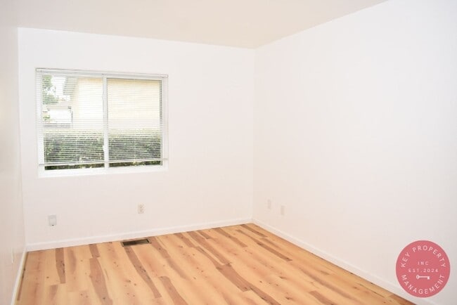 Building Photo - Charming Two-Bedroom, One-Bath Unit – Avai...