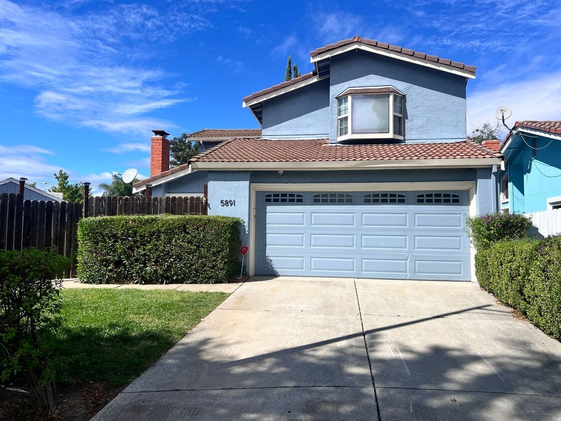 Spacious 4 Bedroom 2.5 Bath Home with a La... - Spacious 4 Bedroom 2.5 Bath Home with a La...