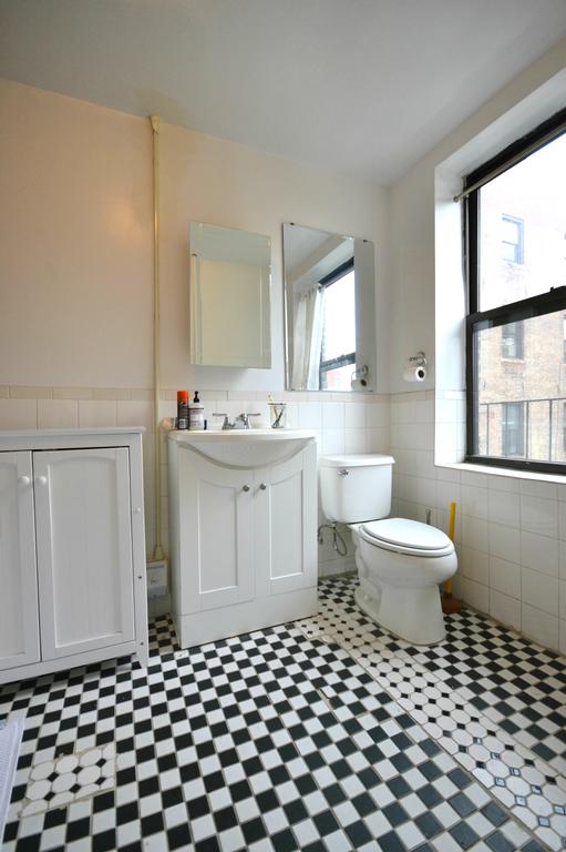 Building Photo - 174 Bleecker St