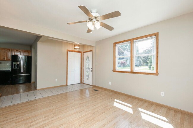 Building Photo - 804 N Van Buren St