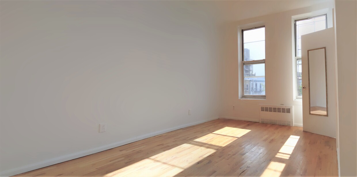 Foto principal - 551 Graham Ave