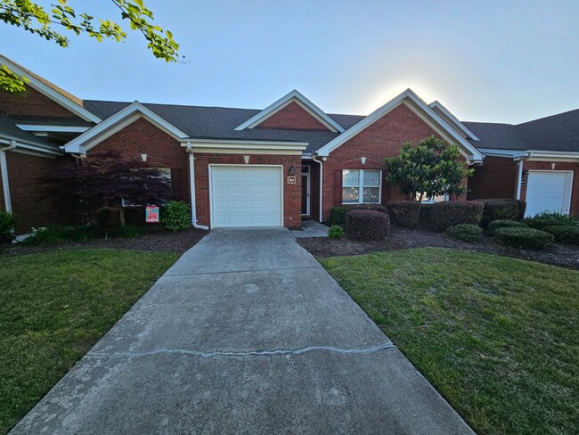 Building Photo - 204 Hilliard Ct