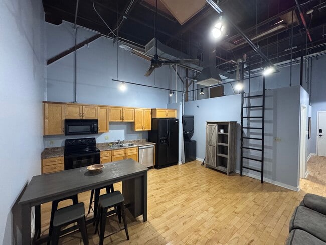Building Photo - 222 Bolivar St