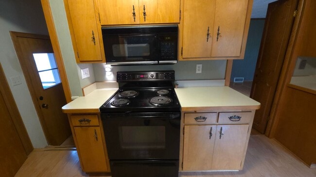 Building Photo - Beautiful Home near Cathedral District in Central Bismarck