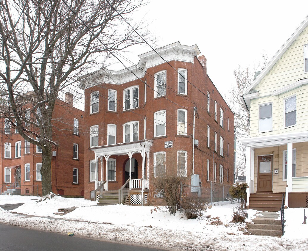 Primary Photo - 164 Bond St