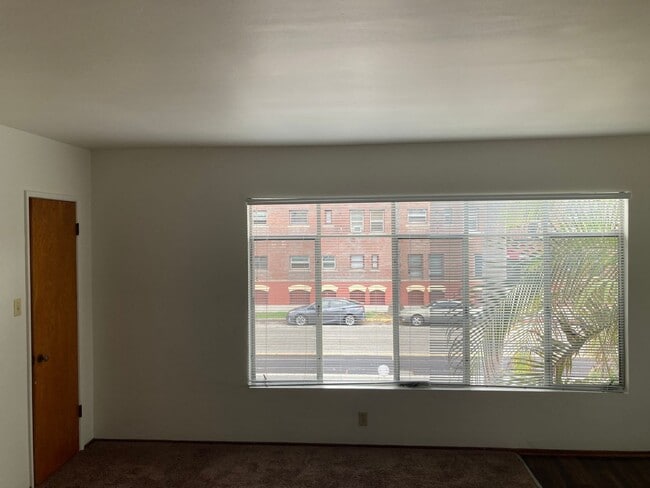 Foto del edificio - DOWNTOWN ONE BEDROOM CONDO IN GATED BUILDING