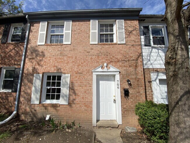 Building Photo - 706 Olde Greenwich Cir