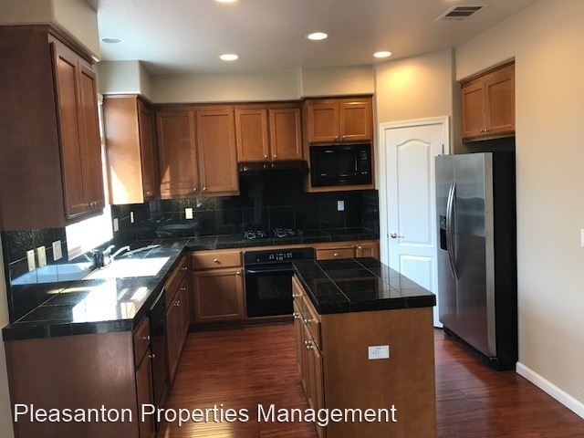 Building Photo - 3 br, 2.5 bath House - 2259 S. Donovan Way