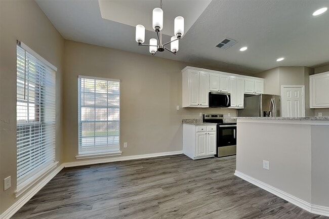 Foto del edificio - 30215 Stoney Plain Dr