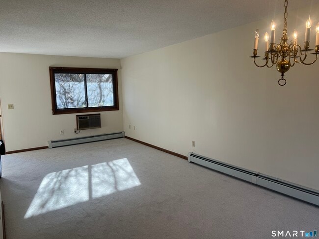 Foto del edificio - 649 Middle Tpke E