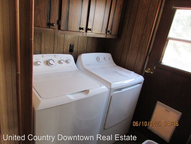 Building Photo - 2 br, 1 bath House - 2208 Lily Dr NW