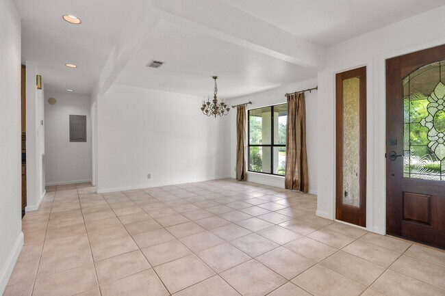 Building Photo - Charming 3-Bedroom Home in the Heart of La...
