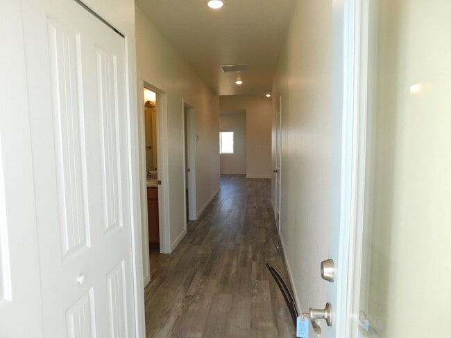Building Photo - WALKING DISTANCE TO COMMUNITY