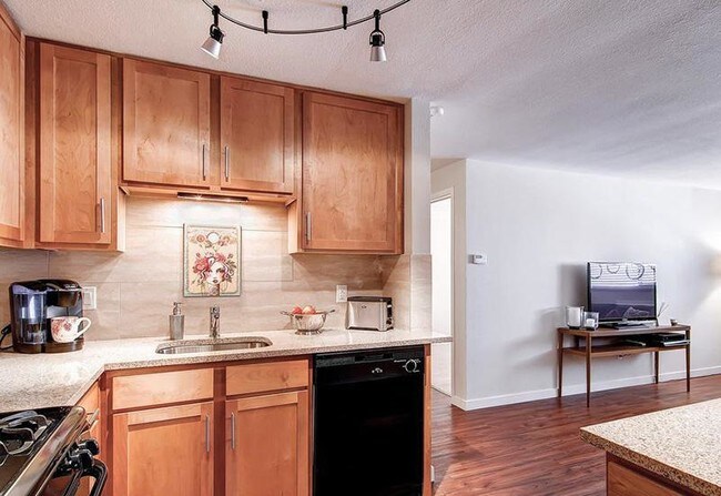 Building Photo - 1 bedroom in Denver CO 80222