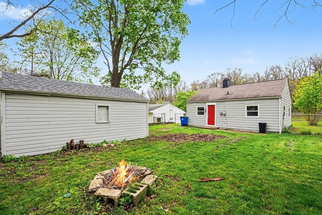Building Photo - *Use Rently to view this unit and receive $150 off move-in* Cute Remodeled Two Bedroom 1 Bathroom...