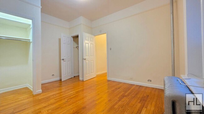 Foto del edificio - Spacious 3-Bed, 2-Bath with Classic Prewar Charm in Greenwich Village