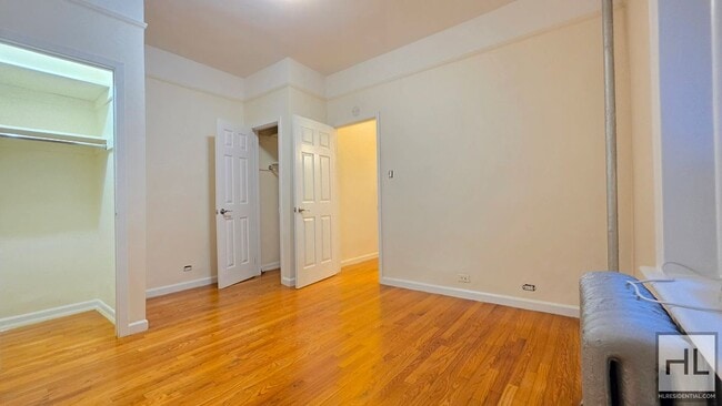 Building Photo - Spacious 3-Bed, 2-Bath with Classic Prewar Charm in Greenwich Village