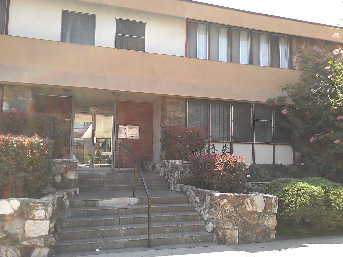 Primary Photo - 409 S Manhattan Pl