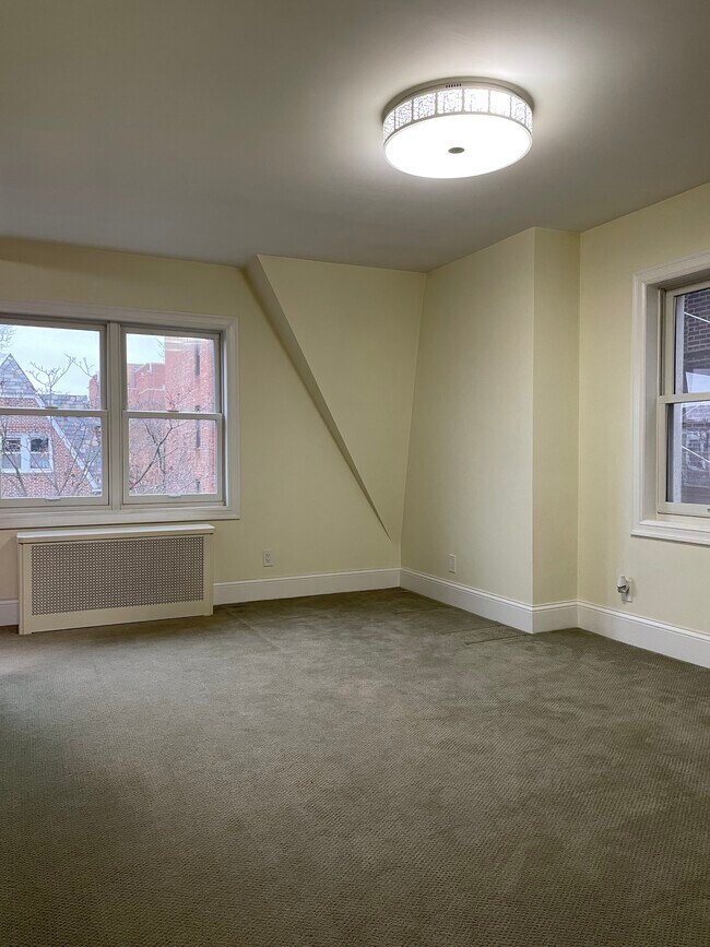 Lots of natural light - 3346 73rd St