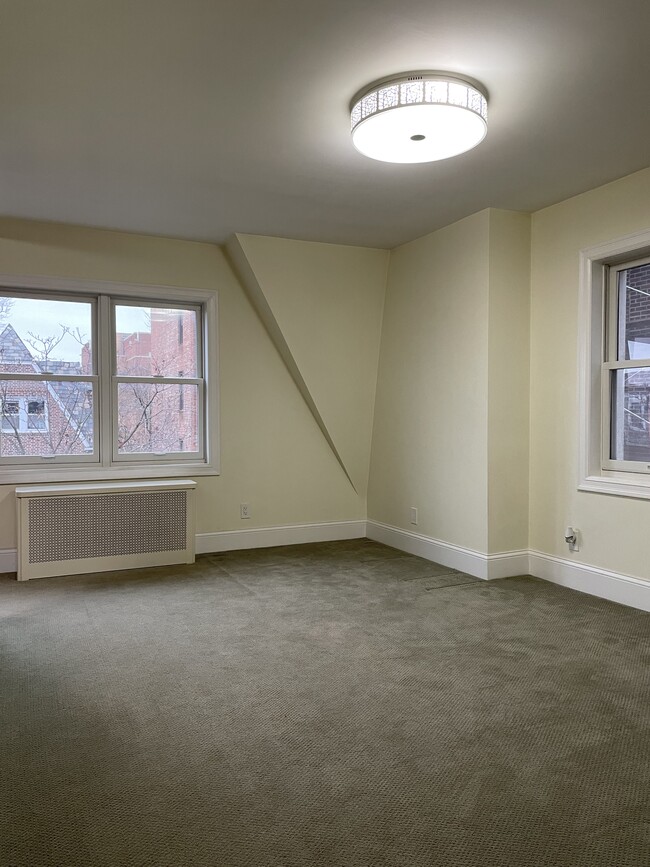 Lots of natural light - 3346 73rd St