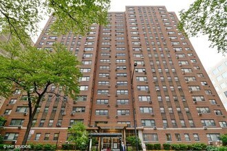 Building Photo - 2909 N Sheridan Rd